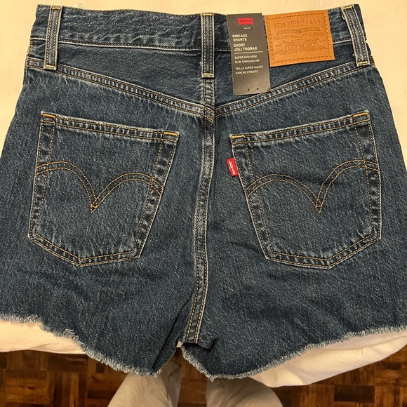 Levi’s Ribcage shorts - Picture 3 of 5